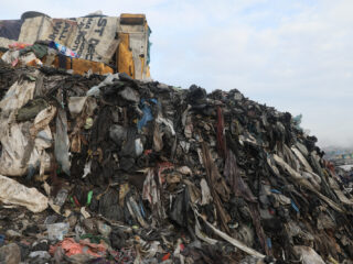 We kopen vier keer te veel spullen: 'We worden er niet eens gelukkiger van'