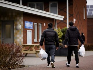 Stichting Asylum Support kreeg dit jaar al 344 meldingen van geweld tegen LHBT'ers in azc's: 'Schrikbarend veel'