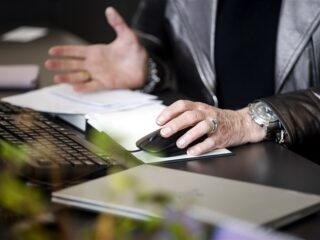 Stand.nl: 'Meer bewegen op werk moet verplicht worden'