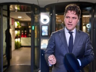CDA-leider Bontenbal kritisch op uitroepen asielcrisis: 'Minister Faber moet het waarmaken'