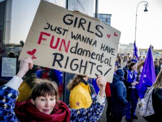 Grote bezorgdheid onder jongeren wereldwijd over terugdraaien verworven vrouwenrechten