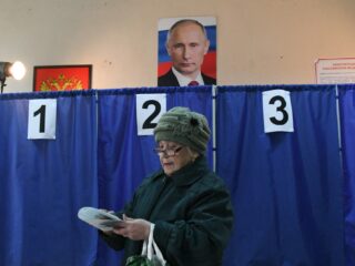 Poetin gaat sowieso winnen, maar Russen tonen protest: 'Nog nooit zoiets gezien'