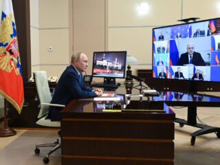 Poetin legt link tussen aanslag Moskou en Oekraïne, Kyiv ontkent stellig