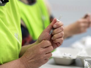 Stand.nl: 'We moeten alles op alles zetten om vaccinatieweigeraars te overtuigen'