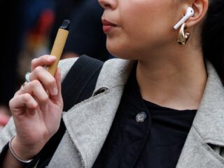 Jongeren minder positief over eigen gezondheid: roken en vapen meer