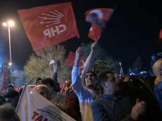 Turkse verkiezingsuitslag schudt Erdoğan wakker