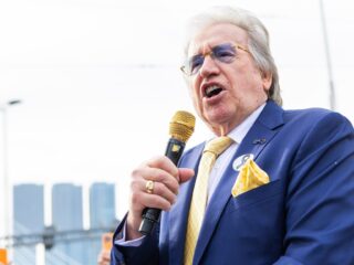 Lee Towers: 'Mijn heup heeft een ongeluk gehad, mijn stem niet'