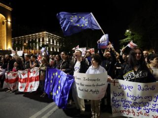 Grote protesten om 'Russische' wet in Georgië