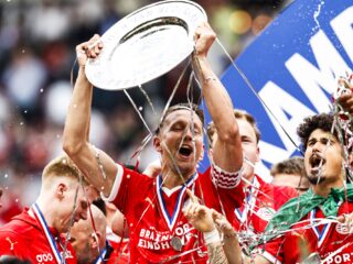 Moet de NPO bezuinigen op de Eredivisie? 'Bord op schoot om 7 uur is heilig'