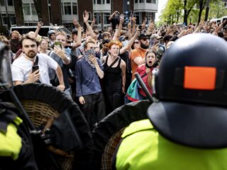Barricades, bezette gebouwen en 1,5 miljoen aan schade. Wat gebeurt er nou bij de UvA protesten?