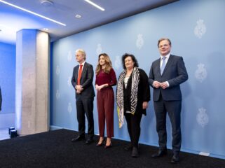 'Kabinet creëert meer problemen dan nodig door zich extraparlementair te noemen'