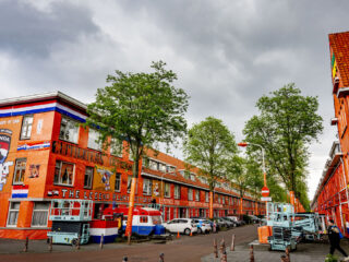 Marktweg in Den Haag herbergt vele nationaliteiten, toch is ieder huis in oranje gehuld