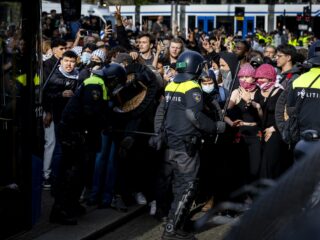 Politie slachtoffer van geweld door demonstranten: 'We hebben familie die thuis op ons wacht'
