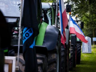 Nederlandse boeren protesteren in Brussel tegen Europees landbouwbeleid: 'Ze willen rotzooi trappen'