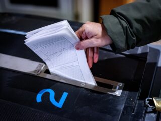 Hugo de Jonge over proef met kleiner stembiljet: 'Van biljartlaken naar placemat'