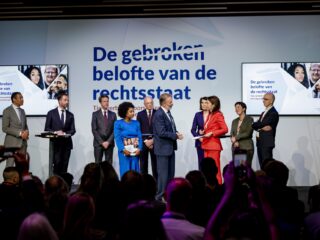 Staatscommissie rechtsstaat: 'Overheid is te ingewikkeld, mensen raken de weg kwijt'