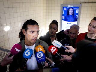 'Columnisten moeten beschaafder praten over Ali B'