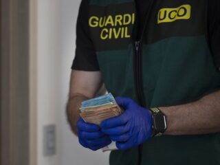 Zon, zee en strafblad: Hoe Nederlandse criminelen onderduiken aan de Costa