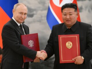 Poetin biedt Noord-Korea hulp aan na overstromingen, maar Kim Jong-un 'wil geen pottenkijkers'