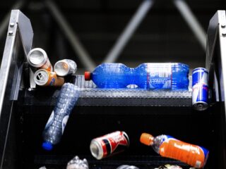 'Verplicht tankstations, pretparken en bouwmarkten om statiegeldflessen in te nemen'