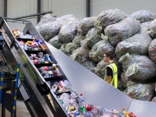 Hoe goedkoop plastic uit het buitenland een gevaar vormt voor Nederlandse recyclingbedrijven