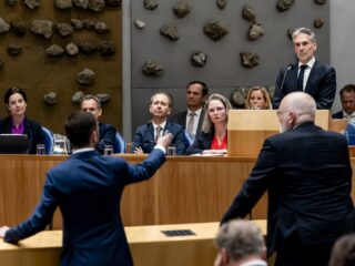 Pittig eerste debat Schoof: 'Oppositie is bezig de minister-president aan stukken te scheuren'