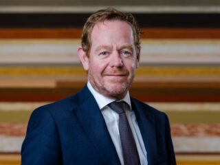 Minister Van Weel (Justitie en Veiligheid) roept burgers op zelfredzamer te zijn mocht oorlog hier uitbreken