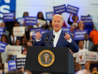 Biden niet verkiesbaar in november, wisselende reacties in VS