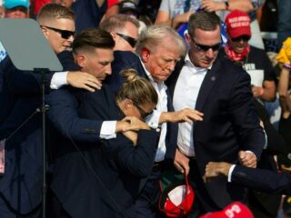 Trump geraakt aan oor bij moordaanslag tijdens campagnebijeenkomst