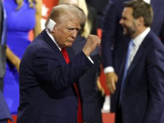 Trump verschijnt voor het eerst sinds aanslag voor het publiek op Republikeins congres