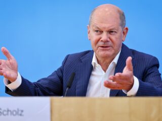 Scholz neemt 'vlucht naar voren': wil opnieuw bondskanselier worden