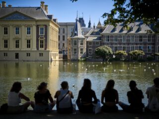 Premier Schoof moet uit Torentje vanwege brandveiligheid: 'Het is mooi geweest'