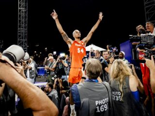 3x3-basketballers pakken historisch goud in Parijs: 'Heb geen seconde geslapen'