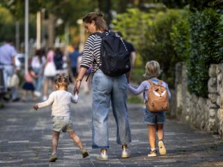 Stand.nl: 'De zomervakantie duurt te lang'