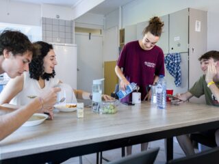 Meer studenten blijven hele studententijd thuis wonen: 'Uit huis gaan is onbetaalbare luxe geworden'