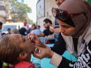 Hoe organiseer je een vaccinatieprogramma in een oorlogsgebied?