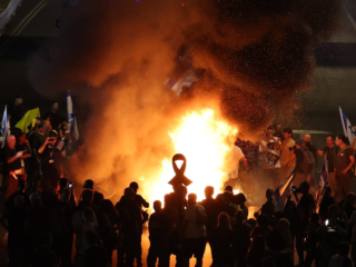 Israël demonstreert massaal tegen Netanyahu: 'Ze pikken het niet meer'