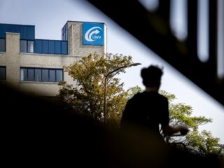 Kabinet Jetten komt met plannen voor het bezuinigen op AOW, WIA en WW: 'Het is gewoon puur een financiële noodzaak om Defensie te kunnen financieren'
