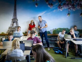 Podcast De Dag - Vier jaar na Samuel Paty: meer extremen in het klaslokaal