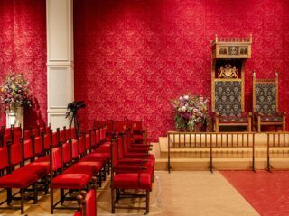 Luister én lees 'm hier: de Troonrede van het Volk