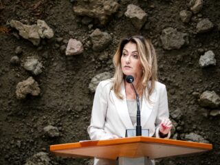 VVD-leider Yeşilgöz: minister Faber moet telefoon opnemen als Westerwolde belt