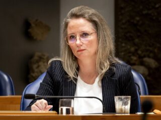 Zorgminister Fleur Agema over administratielast in de zorg: 'Moet binnen 6 jaar gehalveerd'