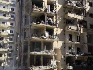 Uitdagingen bij evacuaties Libanon: 'Vliegveld is nog intact, maar Hezbollah blijft risico'