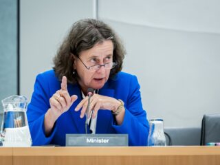 Voormalig VVD-fractievoorzitter kritisch op asielbeleid kabinet: 'Richt je op het doel, niet het middel'