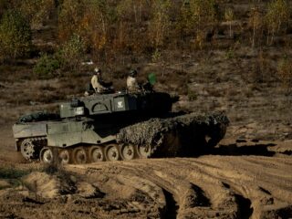 Meer geld naar defensie: 'We moet onze eigen broek ophouden'