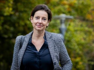 Podcast De Dag: hoe vergaat het... NSC-minister Judith Uitermark?