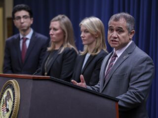 Mike Jeffries (80) opgepakt voor sekshandel in zijn tijd als topman bij Abercrombie & Fitch