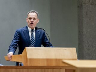 Minister Veldkamp zet vraagtekens bij optreden Israël in Gaza