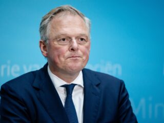 Oud-minister van Financiën Dijsselbloem: 'Idsinga wordt door Wilders voor de trein gegooid'