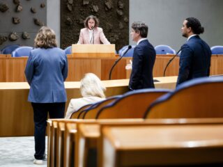 Podcast De Dag: minister Fabers megabezuinigingen op asiel